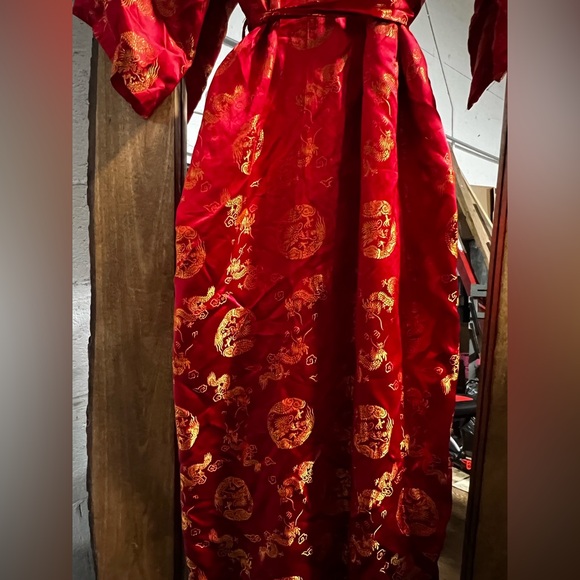 Luxurious Scarlet Floral Kimono 👘 Women's Robe - Picture 4 of 16